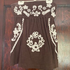 Strapless brown blouse, with lace design. Size M.